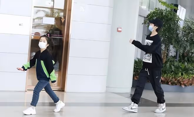 張亮兒子挺有個性,印花衛衣蓋住運動褲,但仍看得出身材比例多好