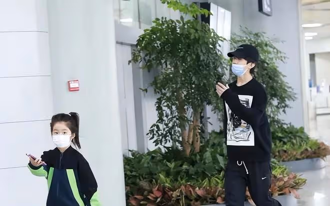 張亮兒子挺有個性,印花衛衣蓋住運動褲,但仍看得出身材比例多好