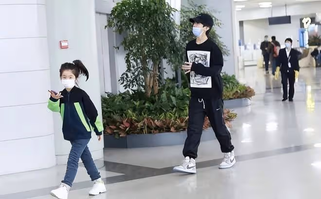 張亮兒子挺有個性,印花衛衣蓋住運動褲,但仍看得出身材比例多好