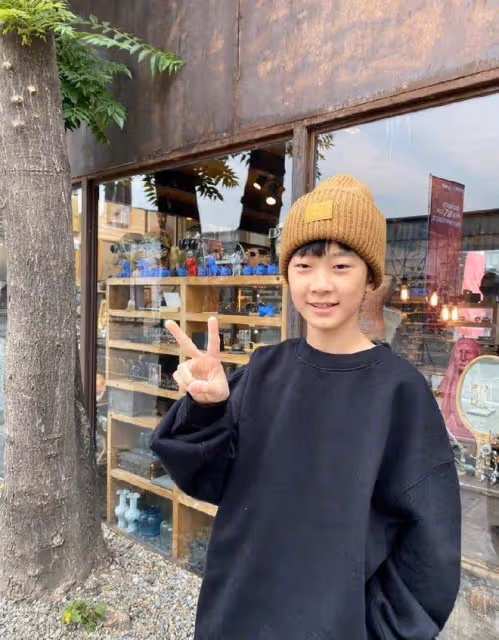 張亮兒子挺有個性，印花衛衣蓋住運動褲，但仍看得出身材比例多好