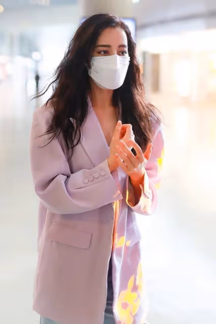 迪麗熱巴的氣質成熟了不少,看西裝造型就一目了然,發量還挺充足