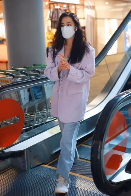 迪麗熱巴的氣質成熟了不少,看西裝造型就一目了然,發量還挺充足