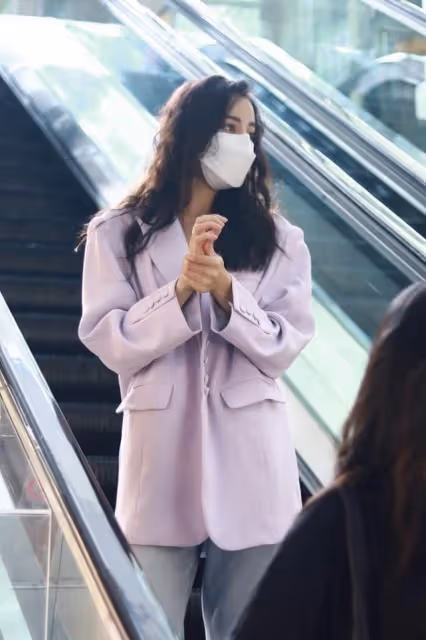 迪麗熱巴的氣質成熟了不少,看西裝造型就一目了然,發量還挺充足