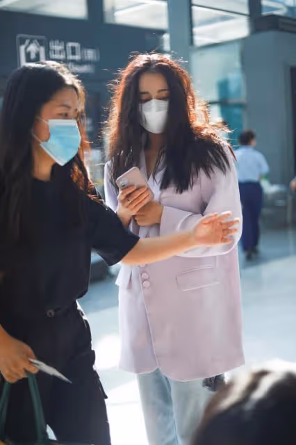 迪麗熱巴的氣質成熟了不少,看西裝造型就一目了然,發量還挺充足