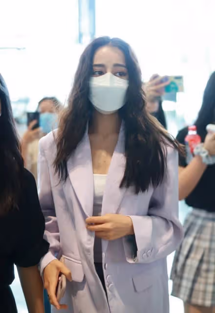 迪麗熱巴的氣質成熟了不少,看西裝造型就一目了然,發量還挺充足