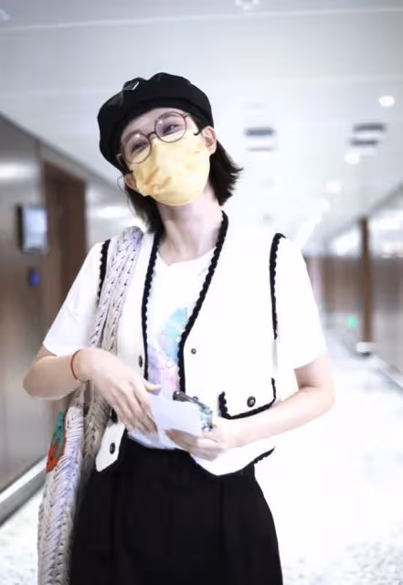 喬欣挺適合學院風的,馬甲配五分短褲簡約瀟灑,看得出身材有多瘦