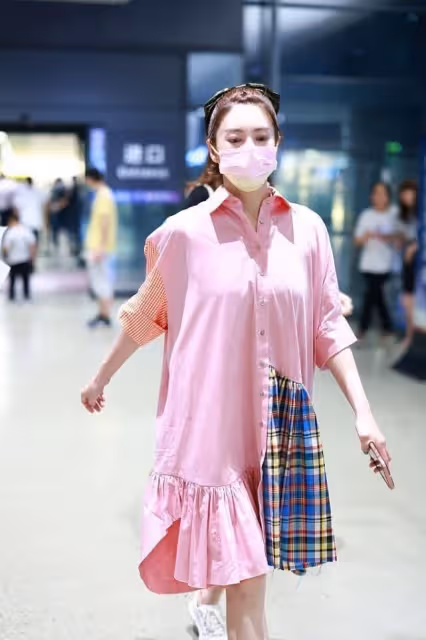 張雨綺穿衣不拘小節,寬鬆粉襯衫拼接格紋好嬌嫩,就是身材有點壯