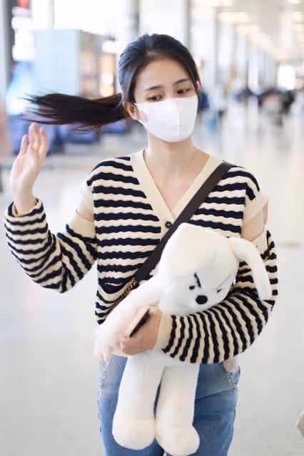 生活中的白鹿挺有少女感,針織衫肩膀開個口,看著挺顯瘦的