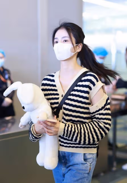 生活中的白鹿挺有少女感,針織衫肩膀開個口,看著挺顯瘦的