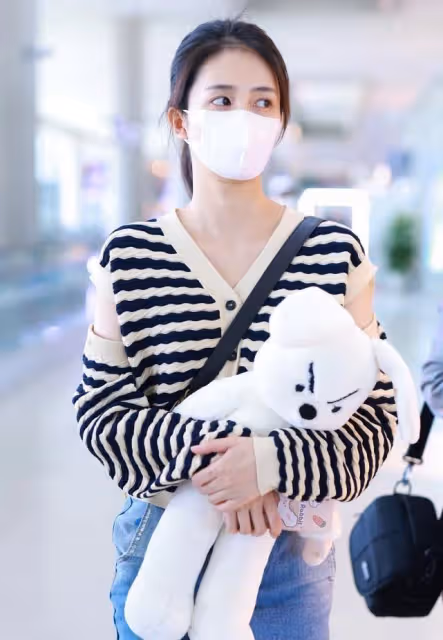 生活中的白鹿挺有少女感,針織衫肩膀開個口,看著挺顯瘦的