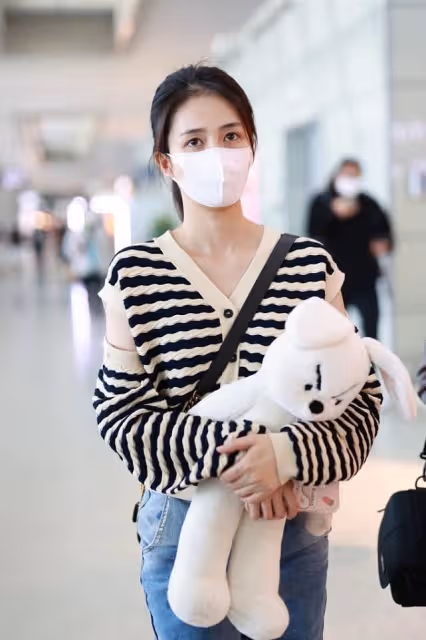 生活中的白鹿挺有少女感,針織衫肩膀開個口,看著挺顯瘦的