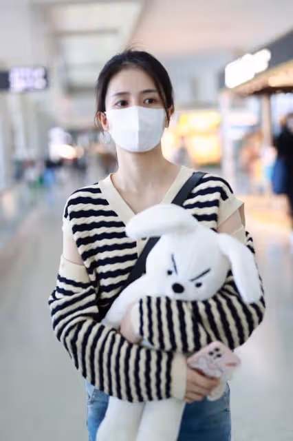 生活中的白鹿挺有少女感,針織衫肩膀開個口,看著挺顯瘦的