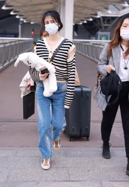 生活中的白鹿挺有少女感,針織衫肩膀開個口,看著挺顯瘦的
