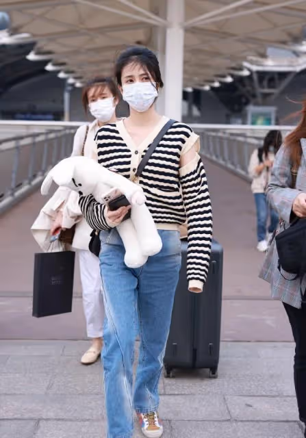 生活中的白鹿挺有少女感,針織衫肩膀開個口,看著挺顯瘦的