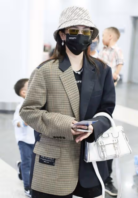 生活中的白鹿挺有少女感,針織衫肩膀開個口,看著挺顯瘦的