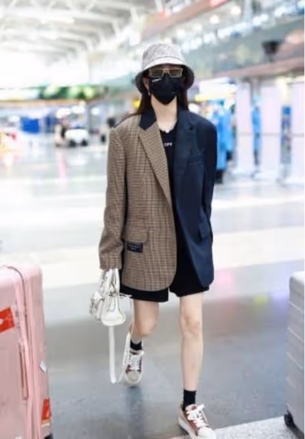 生活中的白鹿挺有少女感,針織衫肩膀開個口,看著挺顯瘦的