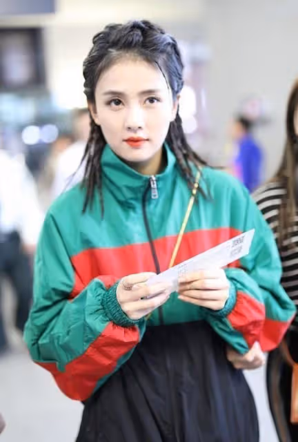 生活中的白鹿挺有少女感,針織衫肩膀開個口,看著挺顯瘦的