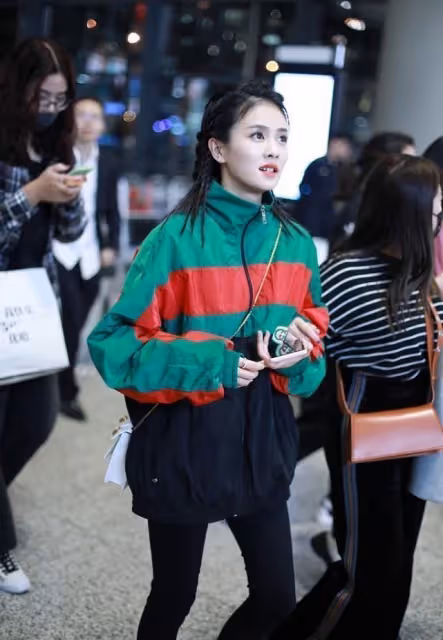 生活中的白鹿挺有少女感,針織衫肩膀開個口,看著挺顯瘦的