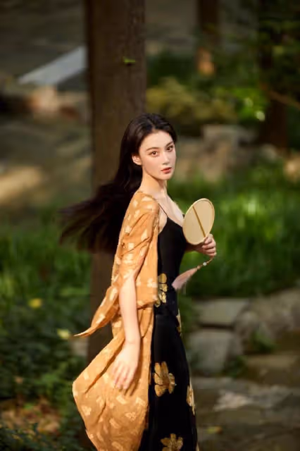 張馨予身材保持得真不錯,裹身弔帶裙顯出曲線,配開衫淡雅溫柔