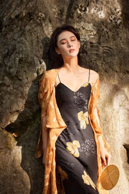 張馨予身材保持得真不錯,裹身弔帶裙顯出曲線,配開衫淡雅溫柔