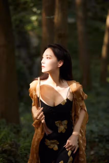 張馨予身材保持得真不錯,裹身弔帶裙顯出曲線,配開衫淡雅溫柔