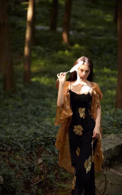 張馨予身材保持得真不錯,裹身弔帶裙顯出曲線,配開衫淡雅溫柔