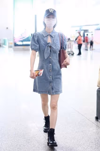王麗坤身材太瘦了,超小碼的牛仔裙穿著都松垮,前面鏤空挺別致