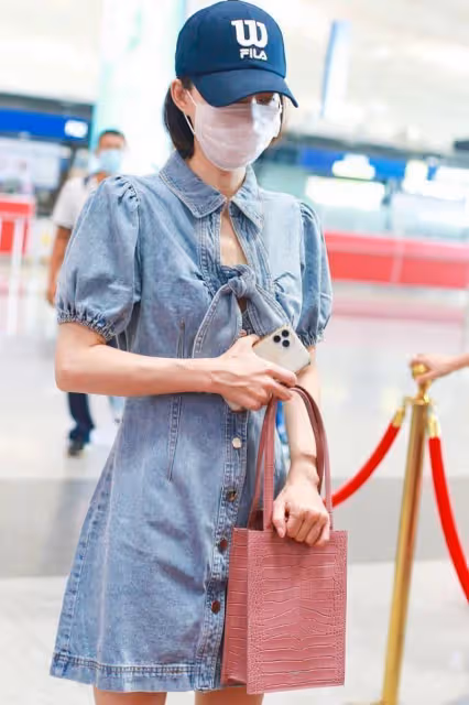 王麗坤身材太瘦了,超小碼的牛仔裙穿著都松垮,前面鏤空挺別致