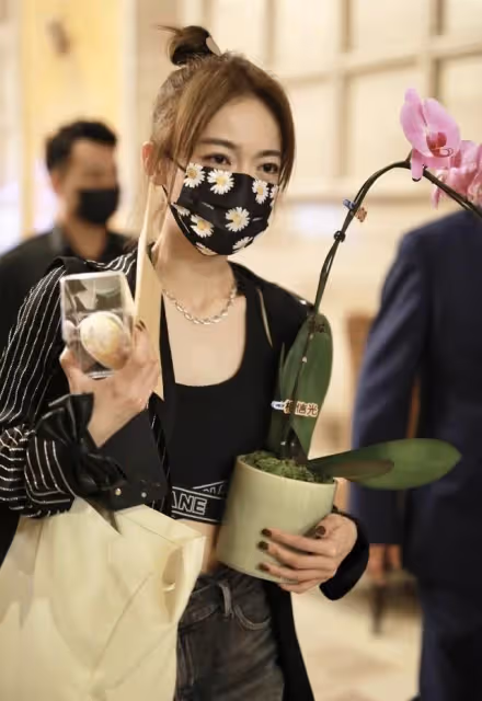 吳謹言身材太讓人酸,運動背心配熱褲看著都有點松,配條紋衫挺颯