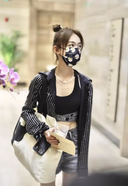 吳謹言身材太讓人酸,運動背心配熱褲看著都有點松,配條紋衫挺颯
