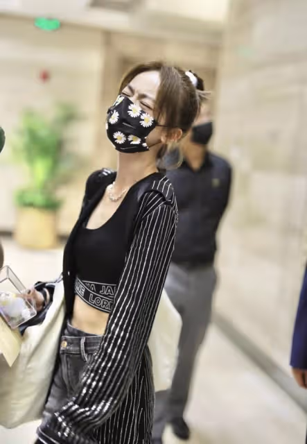 吳謹言身材太讓人酸,運動背心配熱褲看著都有點松,配條紋衫挺颯