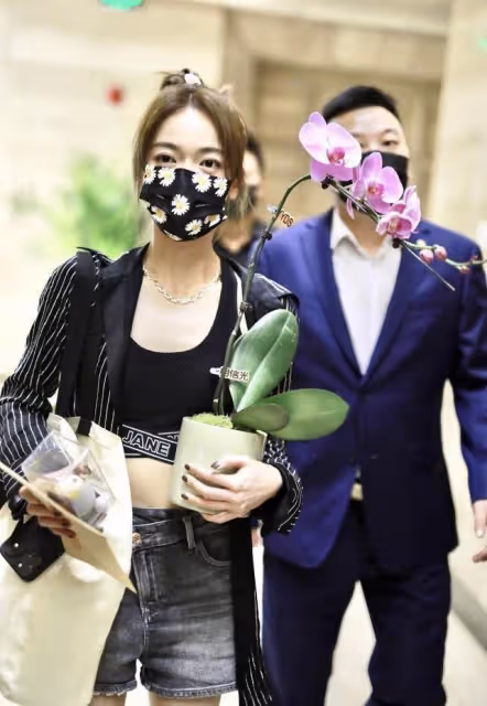 吳謹言身材太讓人酸,運動背心配熱褲看著都有點松,配條紋衫挺颯