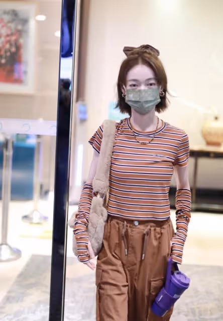 吳謹言身材太讓人酸,運動背心配熱褲看著都有點松,配條紋衫挺颯