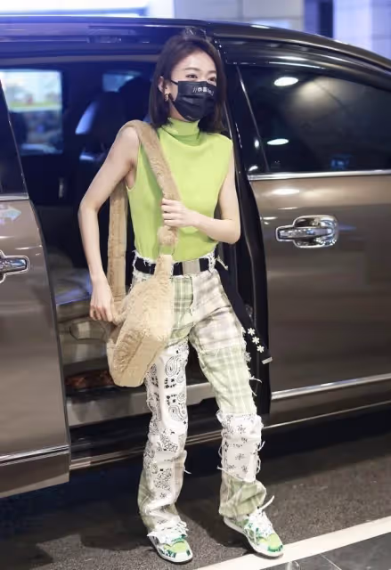 吳謹言身材太讓人酸,運動背心配熱褲看著都有點松,配條紋衫挺颯
