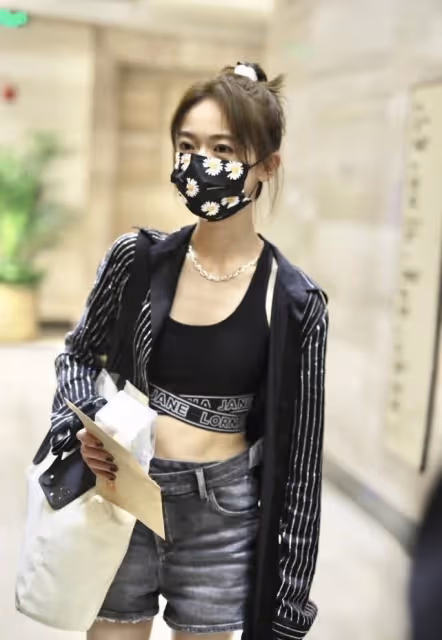 吳謹言身材太讓人酸,運動背心配熱褲看著都有點松,配條紋衫挺颯