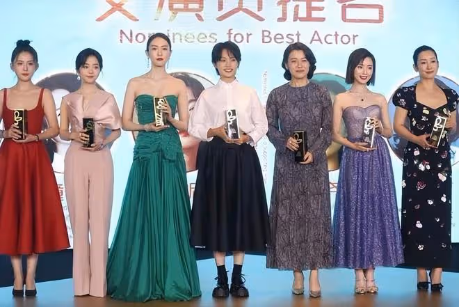 秦海璐和小姑娘站一起也不老,泡泡袖裙裹出好身材,身高挺占優勢