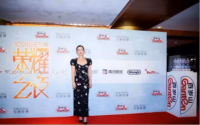 秦海璐和小姑娘站一起也不老,泡泡袖裙裹出好身材,身高挺占優勢