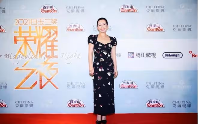 秦海璐和小姑娘站一起也不老,泡泡袖裙裹出好身材,身高挺占優勢