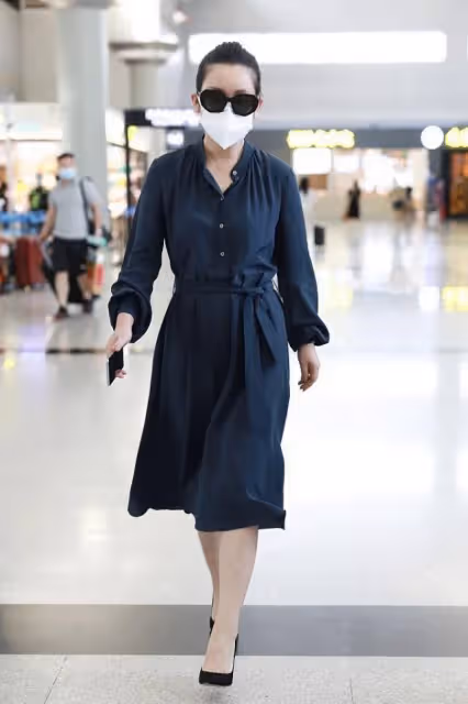 秦海璐和小姑娘站一起也不老,泡泡袖裙裹出好身材,身高挺占優勢