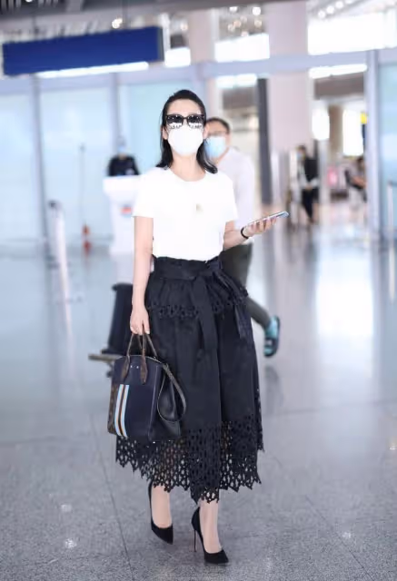 秦海璐和小姑娘站一起也不老,泡泡袖裙裹出好身材,身高挺占優勢