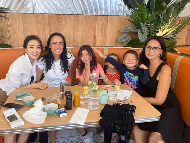 吳彥祖慶祝結婚14周年，親手為愛妻Lisa做蛋糕：沒有你我活不下去