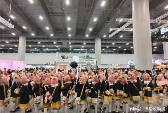 CP漫展被阿尼亞包圍，女生肌肉這麼大認真的？男生進去了更離譜