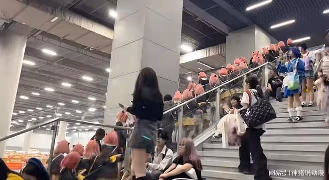 CP漫展被阿尼亞包圍，女生肌肉這麼大認真的？男生進去了更離譜