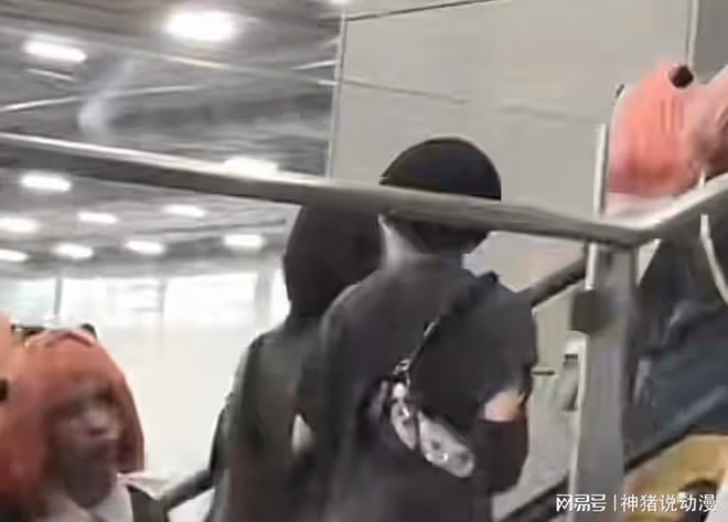 CP漫展被阿尼亞包圍，女生肌肉這麼大認真的？男生進去了更離譜