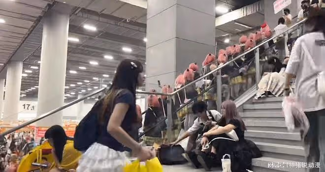 CP漫展被阿尼亞包圍，女生肌肉這麼大認真的？男生進去了更離譜