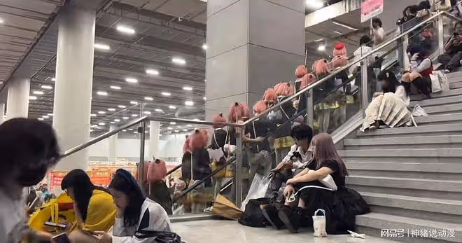 CP漫展被阿尼亞包圍，女生肌肉這麼大認真的？男生進去了更離譜