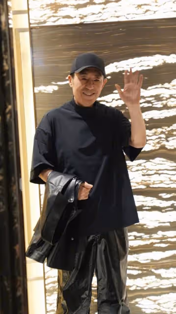 張藝謀穿皮褲現身澳門，和何超瓊一起合作，實現首個駐場大秀