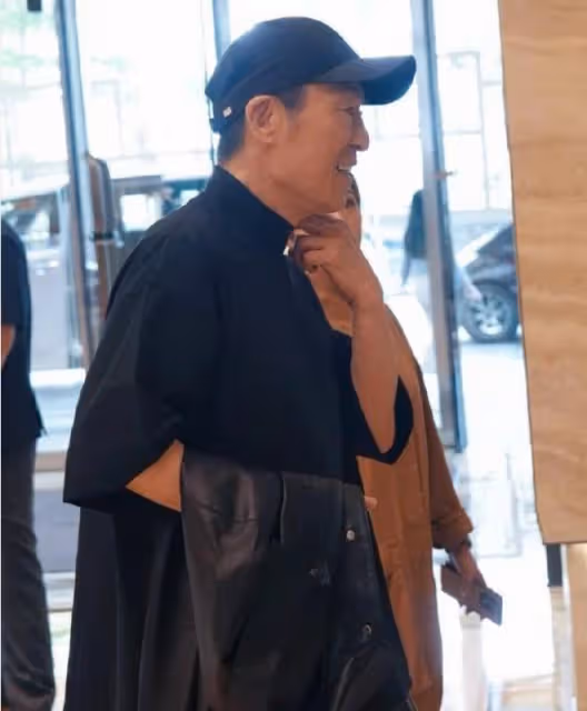 張藝謀穿皮褲現身澳門，和何超瓊一起合作，實現首個駐場大秀