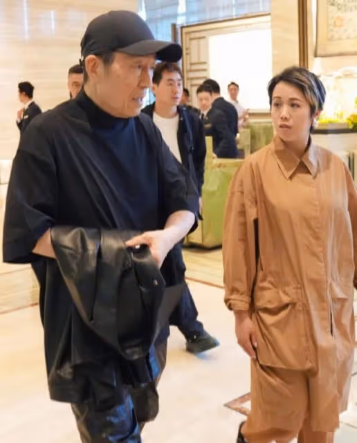 張藝謀穿皮褲現身澳門，和何超瓊一起合作，實現首個駐場大秀