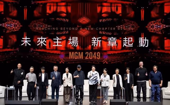 張藝謀穿皮褲現身澳門，和何超瓊一起合作，實現首個駐場大秀